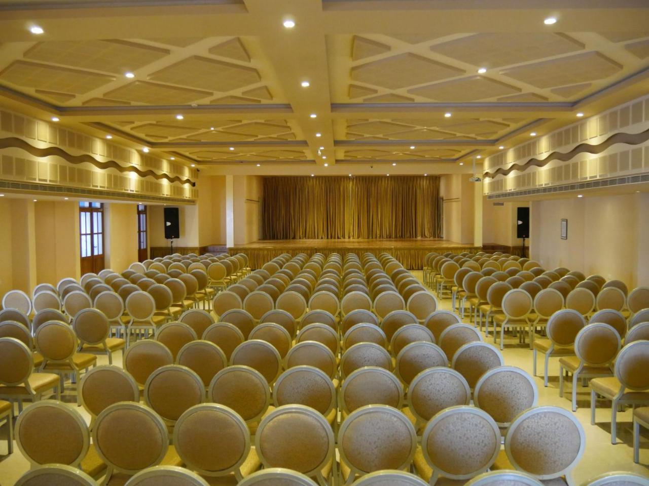 Karthika Residency Hotel Kilimanur Kültér fotó