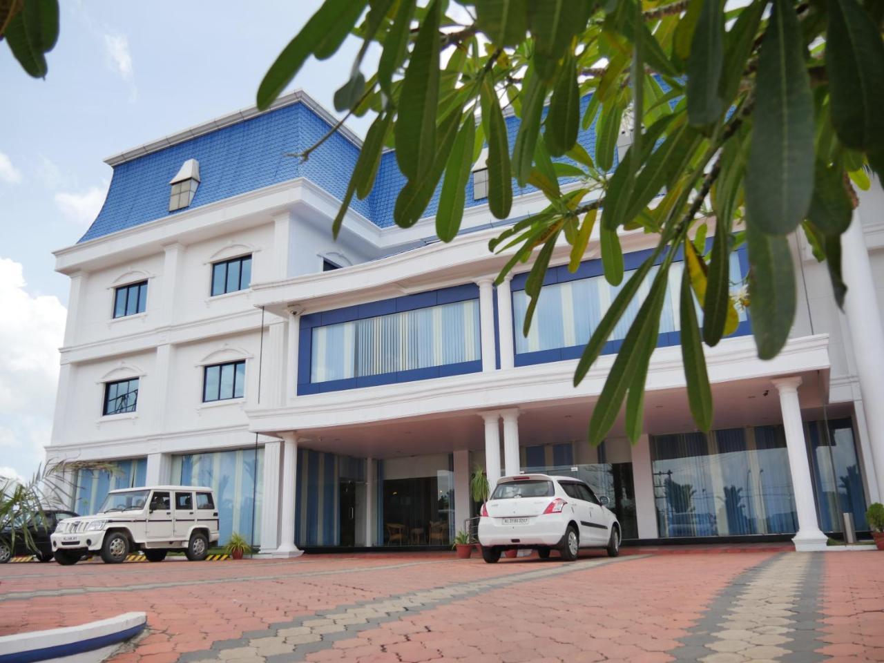 Karthika Residency Hotel Kilimanur Kültér fotó
