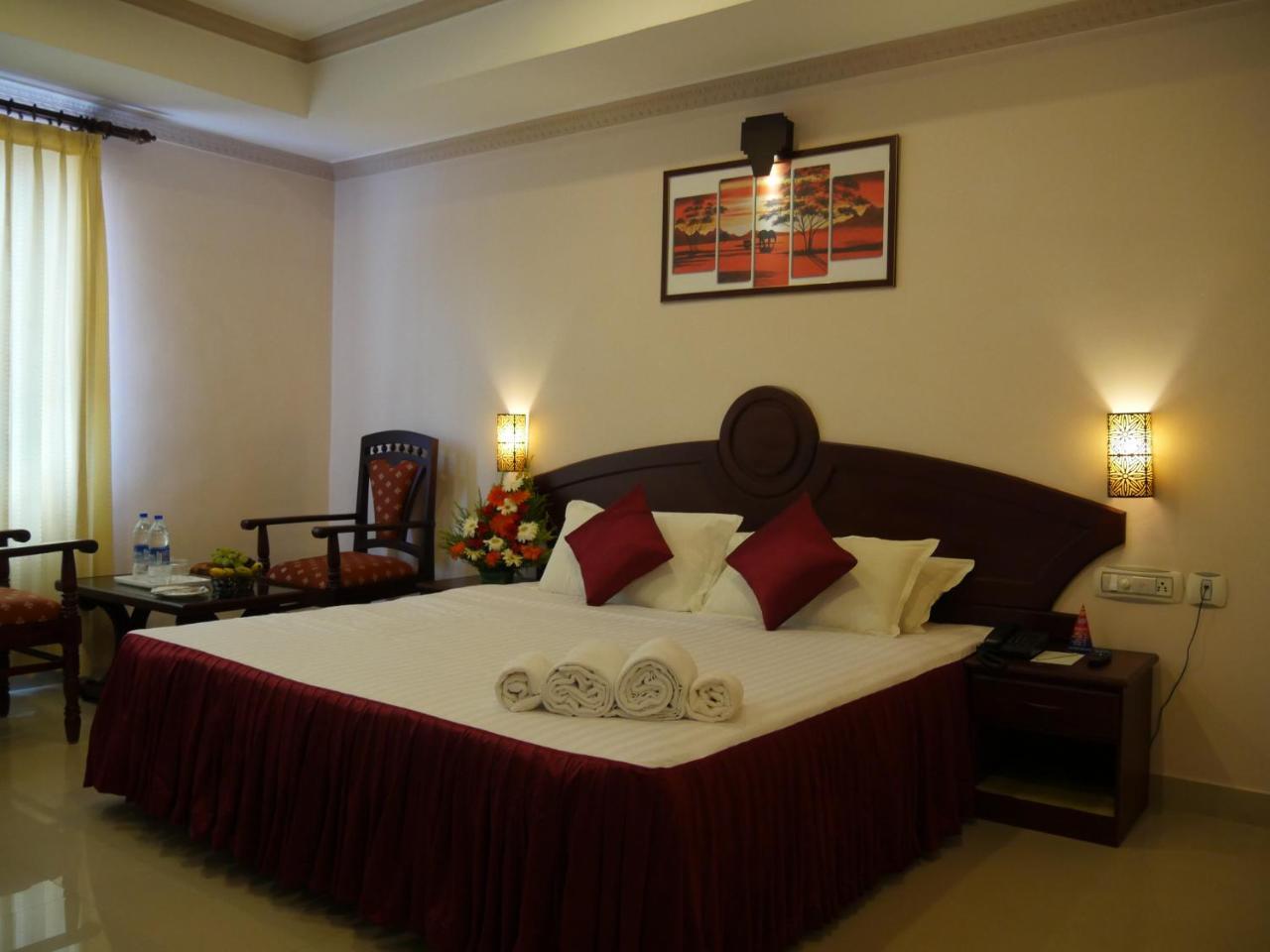 Karthika Residency Hotel Kilimanur Kültér fotó